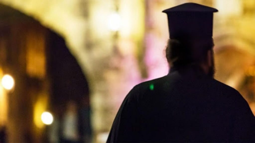 Ιερέας-«άρπαξε»-259.000-ευρώ-από-λογαριασμό-ηλικιωμένου-–-«Μπορεί-να-είμαι-ιερέας,-αλλά-είμαι-και-πατέρας»