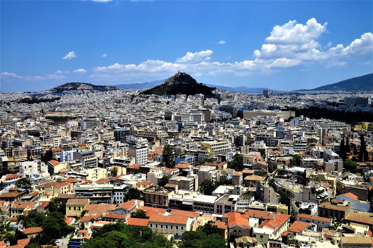 Σε-ευάλωτες-οικογένειες-θα-δοθούν-7.000-«ορφάνα»-σπίτια-–-Νομοσχέδιο-για-τις-σχολάζουσες-κληρονομιές