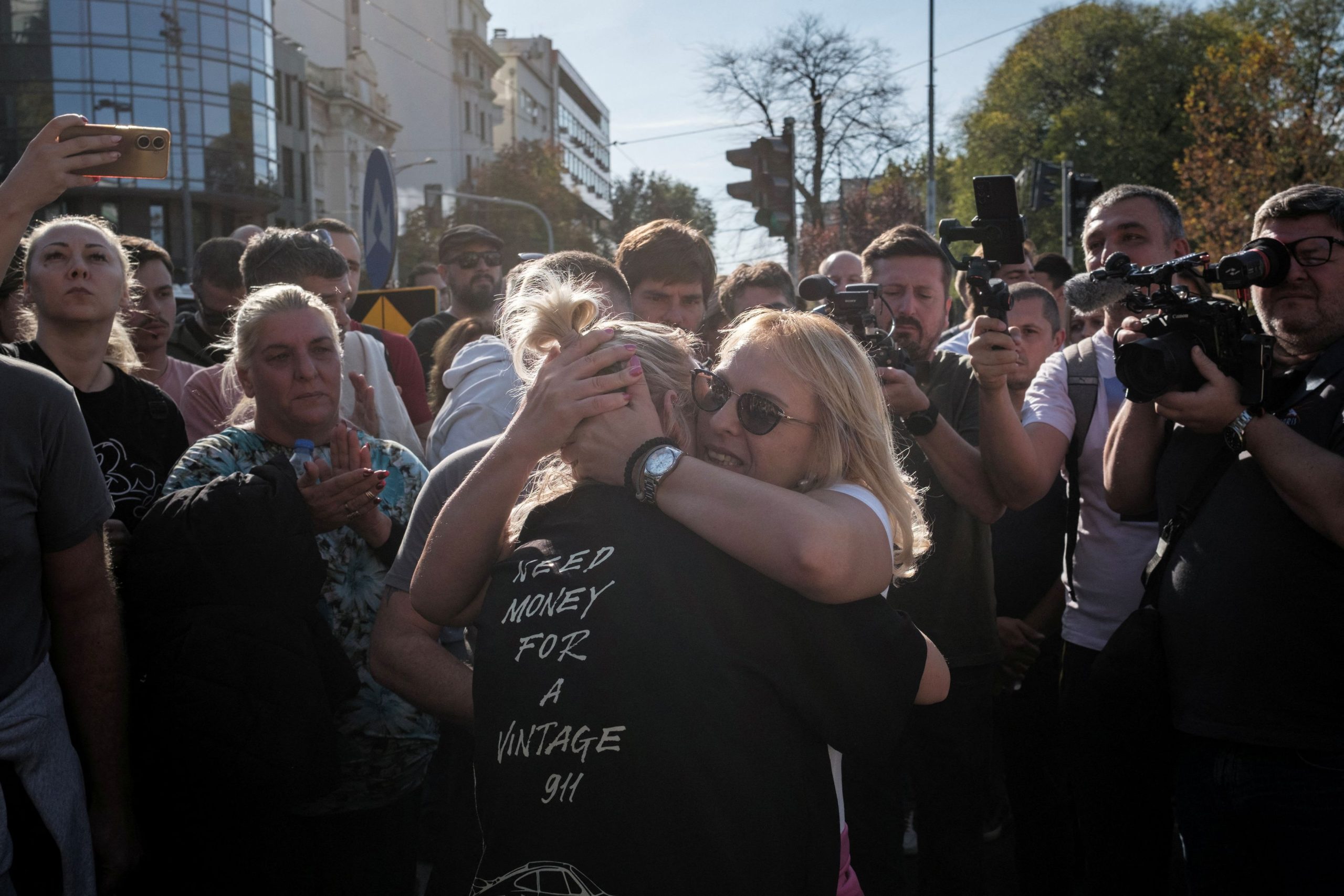 Τεταμένη-η-κατάσταση-μπροστά-από-τη-βουλή-της-Σερβίας-–-Σε-απεργία-πείνας-μητέρα-θύματος-της-τραγωδίας-στο-Νόβι-Σαντ